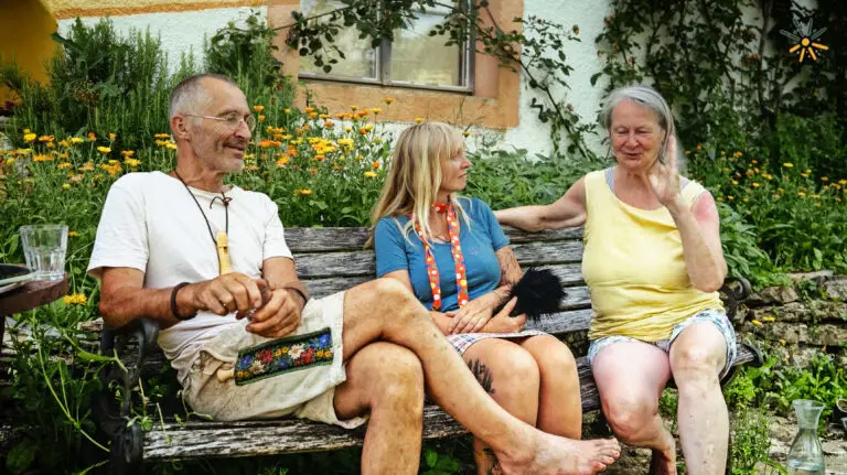 Aukse im Gespräch mit Nicolas Barth und Regula Reist auf ihrem Permakulturhof in Soubey im Schweizer Jura während der ersten Podcast-Folge von Aukses Familienwelt.