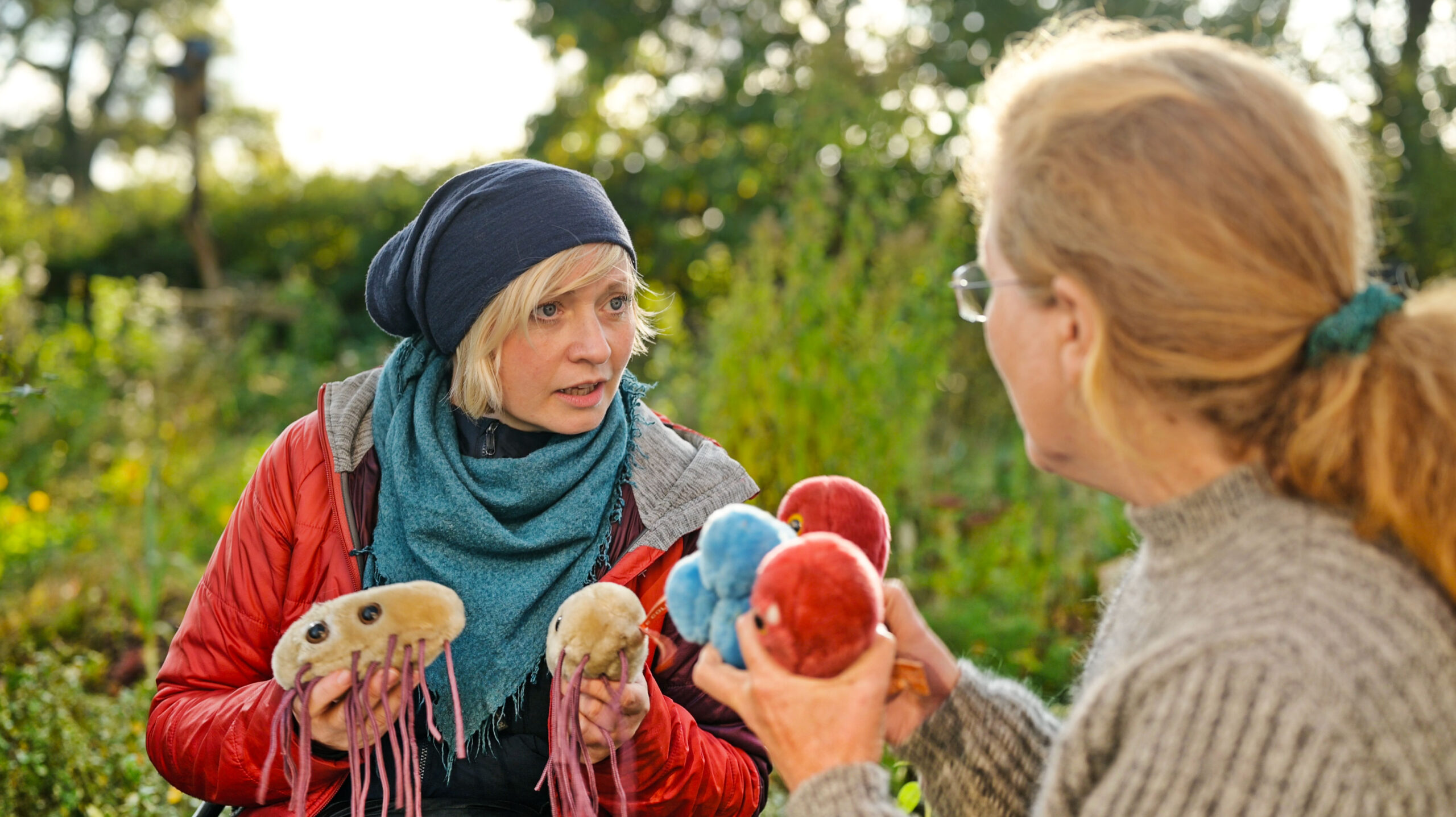 Viviane Theby erklärt Bodenmikrobiologie mit Plüsch-Bakterien